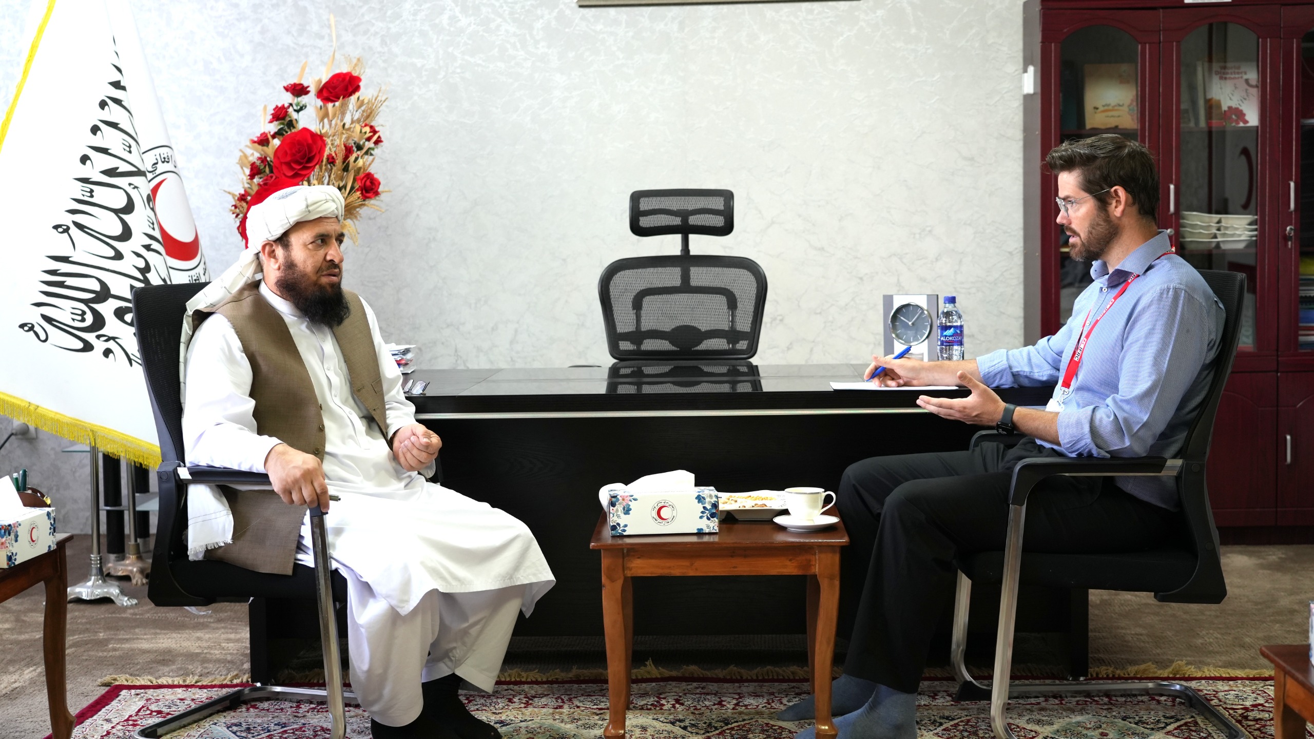 د افغاني سرې میاشتې مرستیال د افغانستان لپاره د برتانیې د سره صلیب له مسئول سره وکتل