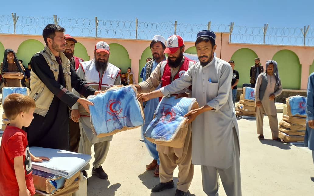 امیان او زابل کې پر راستنېدونکو کډوالو کورنیو د غیر خوراکي توکو مرسته ووېشل شوه