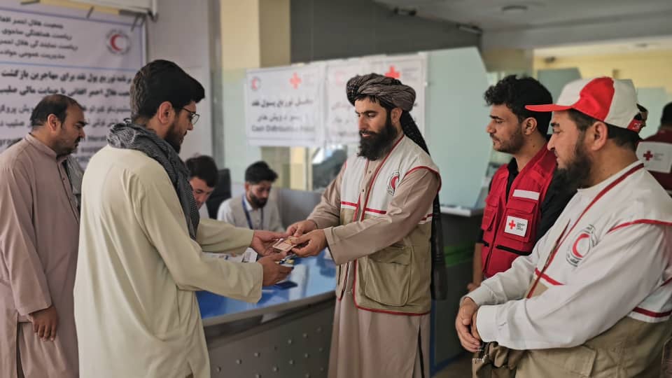 برای ۴۰۰ خانواده مهاجر عودت‌کننده در هرات کمک نقدی ارائه شد