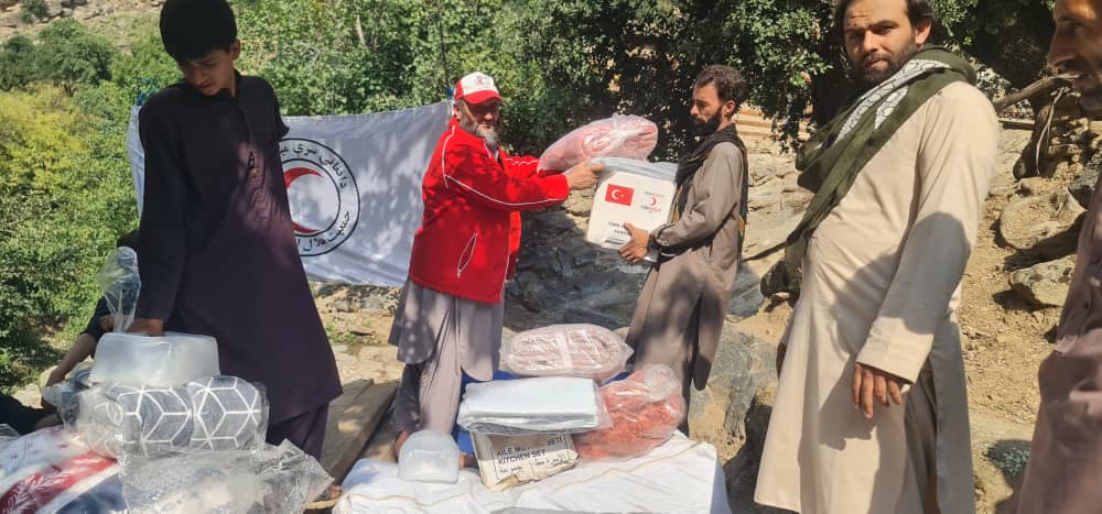 نورستان؛ سېلاب ځپلو کورنیو سره بېړنۍ مرسته وشوه