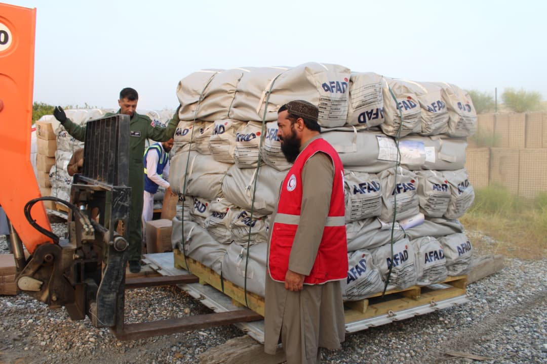 ننگرهار: هلال‌احمر ترکیه بیش از ۲۴ تُن کمک را برای زلزله‌زدگان کنر به هلال‌احمر افغانی تحویل داد