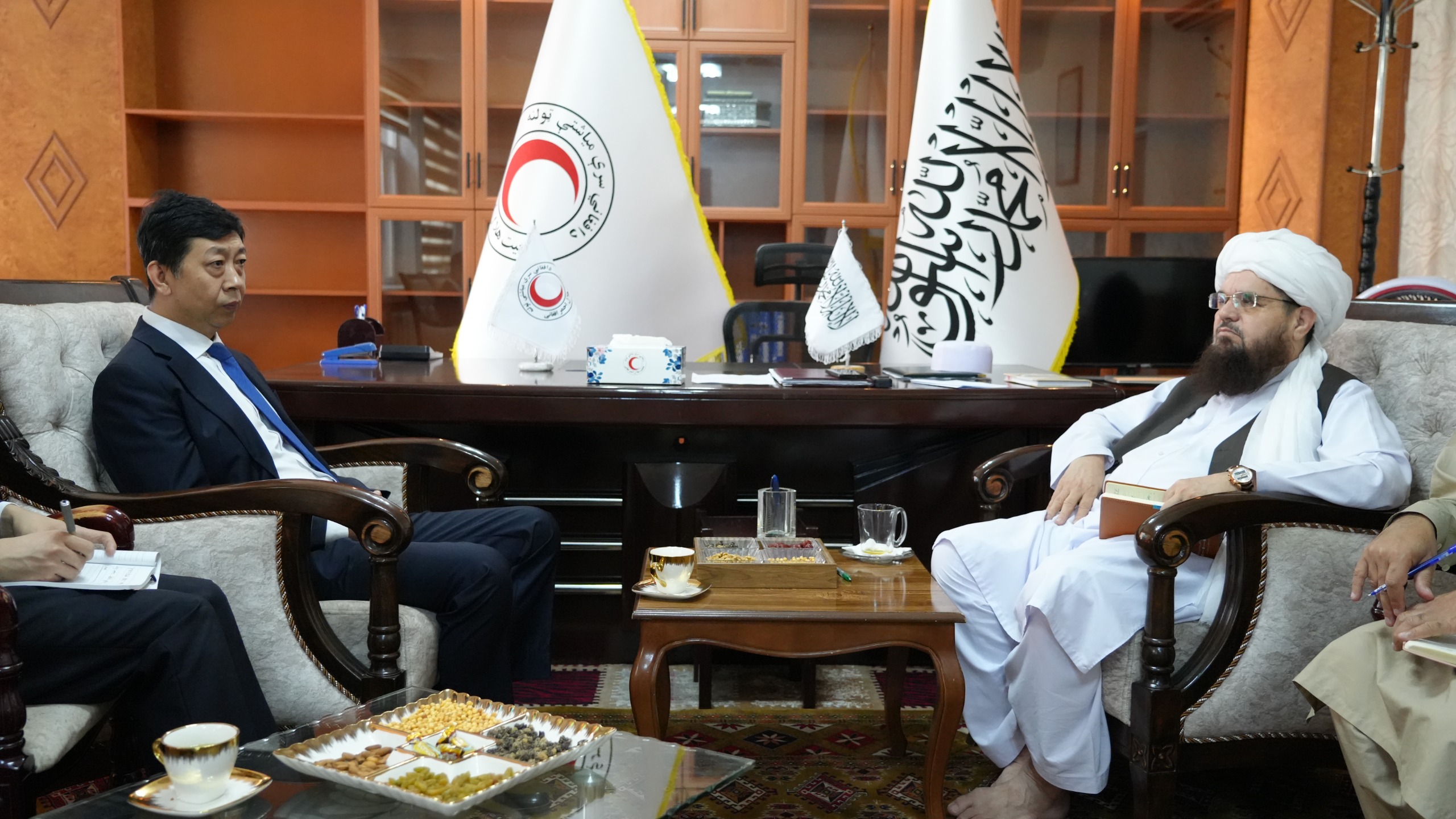 صلیب سرخ چین ۲۰۰ هزار دالر امریکایی را به هلال احمر افغانی برای زلزلهزدگان کنر کمک کرد
