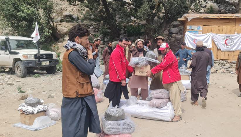 نورستان؛ زلزله ځپلو کورنیو سره بېړنۍ مرسته وشوه