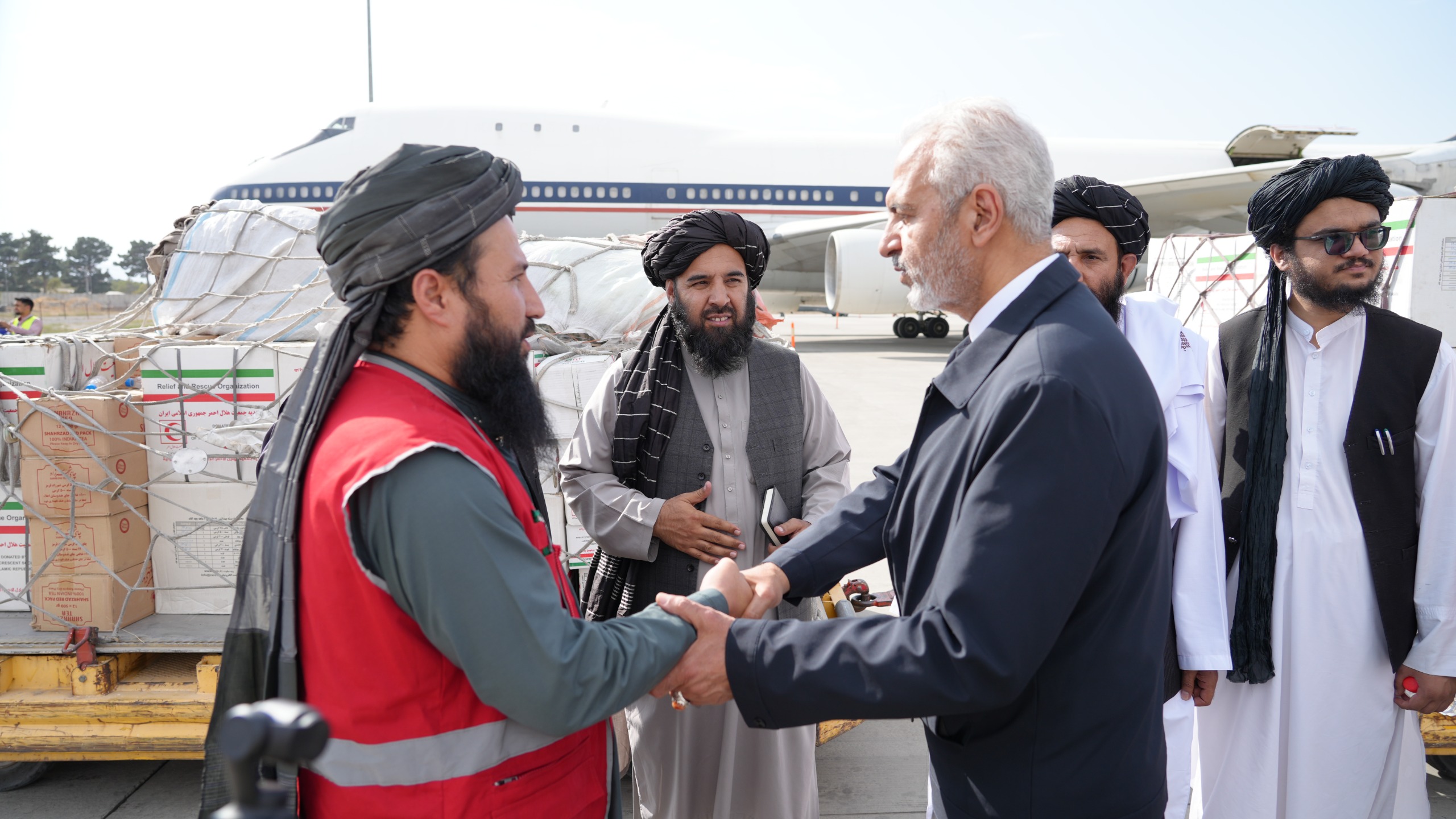ايراني سرې میاشتې د کونړ زلزله ځپلو لپاره ٤٥ ټنه بشري مرسته افغاني سرې میاشتې ته وسپارله
