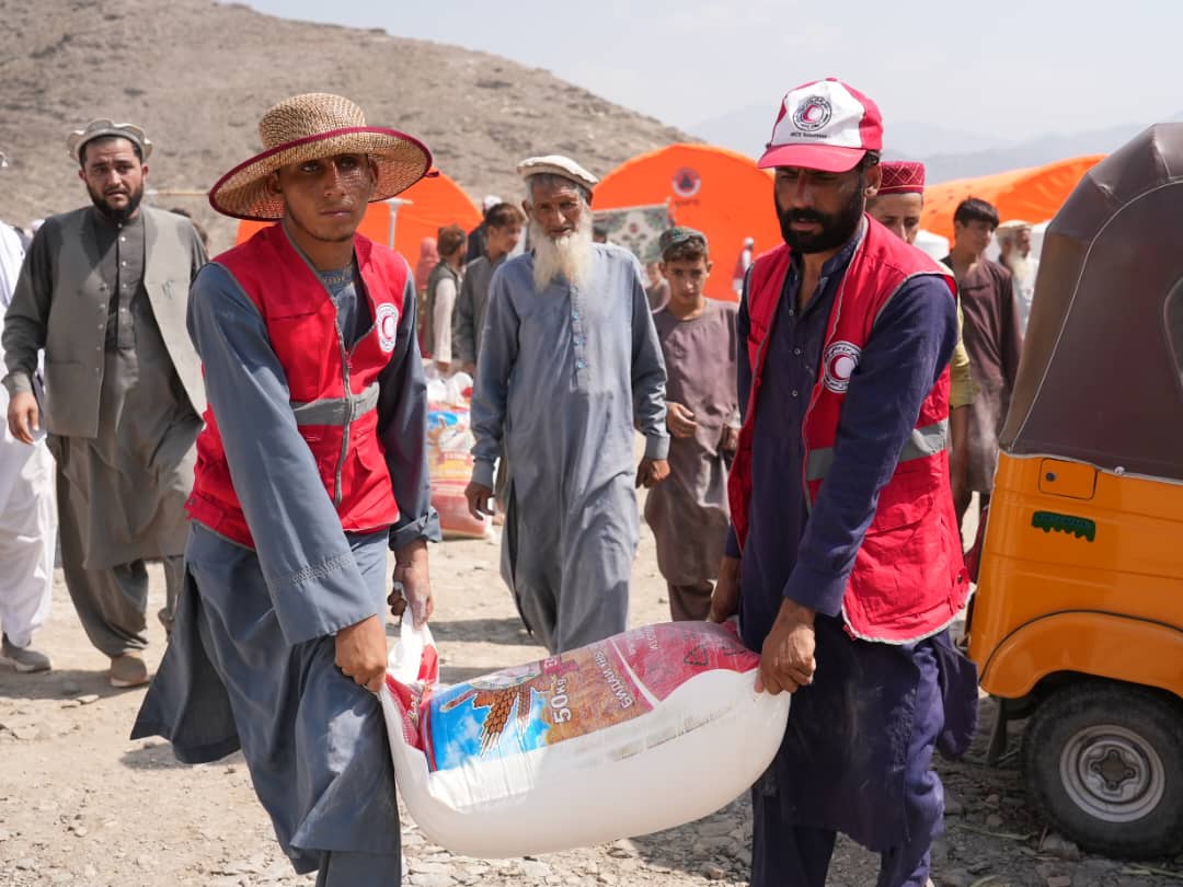 کونړ کې ۳۷۲ زلزله ځپلو کورنیو سره د اوړو مرسته وشوه