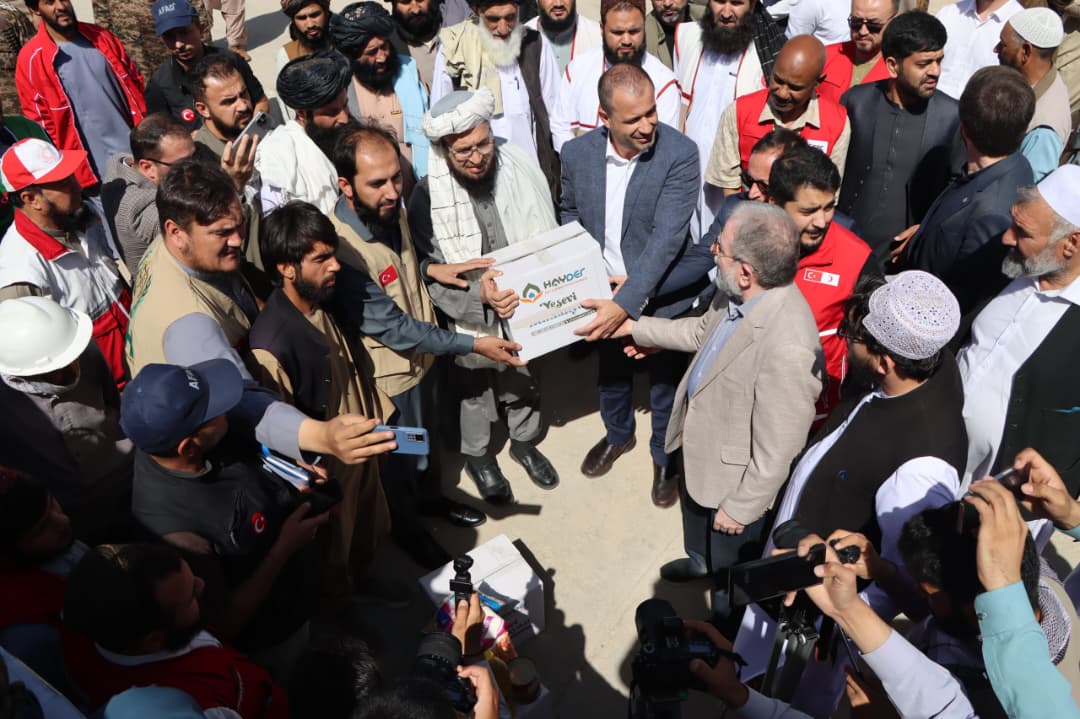 هرات؛ هلال‌احمر ترکیه ۹۲۲ تُن کمک بشردوستانه برای زلزله‌زدگان ولایت کنر به هلال‌احمر افغانی تحویل داد