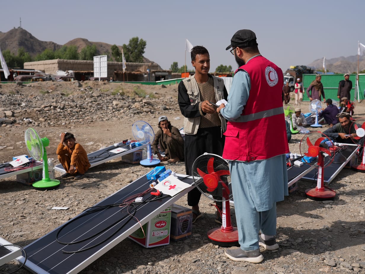 به ۶۶ خانوادهٔ زلزله‌زده در کنر تجهیزات برق سولری توزیع شد