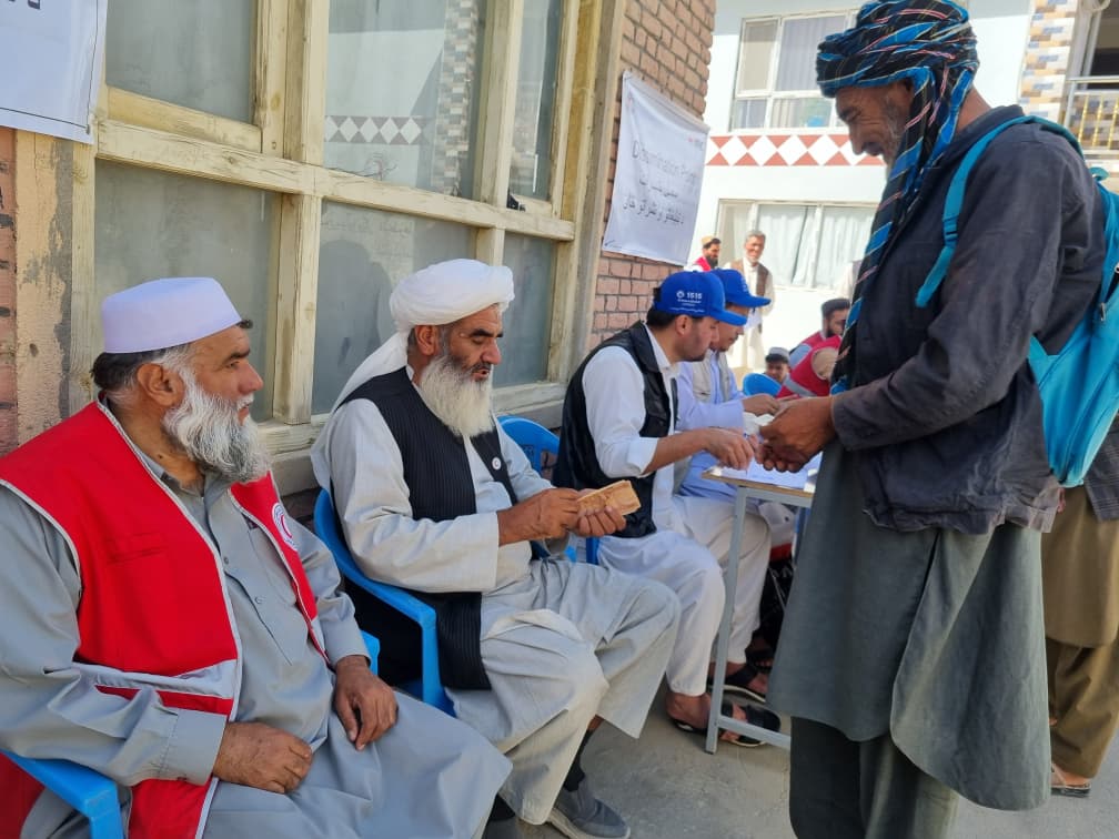 هرات او غزني کې له ۱۰۰ راستنو شوو کډوالو کورنیو سره نغدي مرسته وشوه