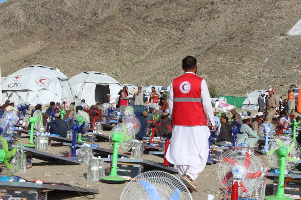 کونړ کې له ۲۱۰ زلزله ځپلو کورنیو سره د لمریزې برښنا اړوند توکو مرسته وشوه