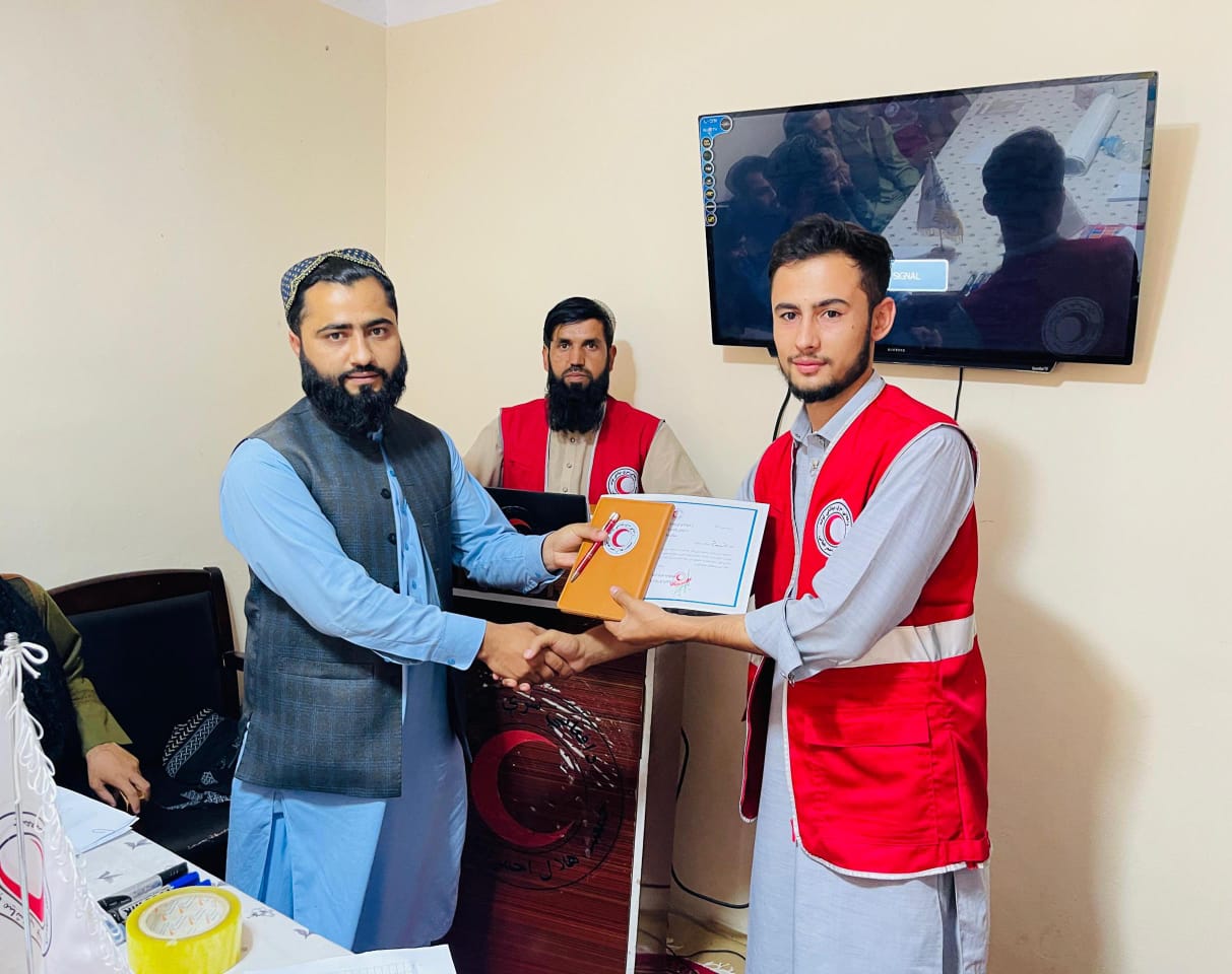 هلال احمر افغانی به منظور افزایش آگاهی و ارتقای مهارت‌های جوانان، هزاران تن را از طریق مراکز آموزشی آموزش داده است