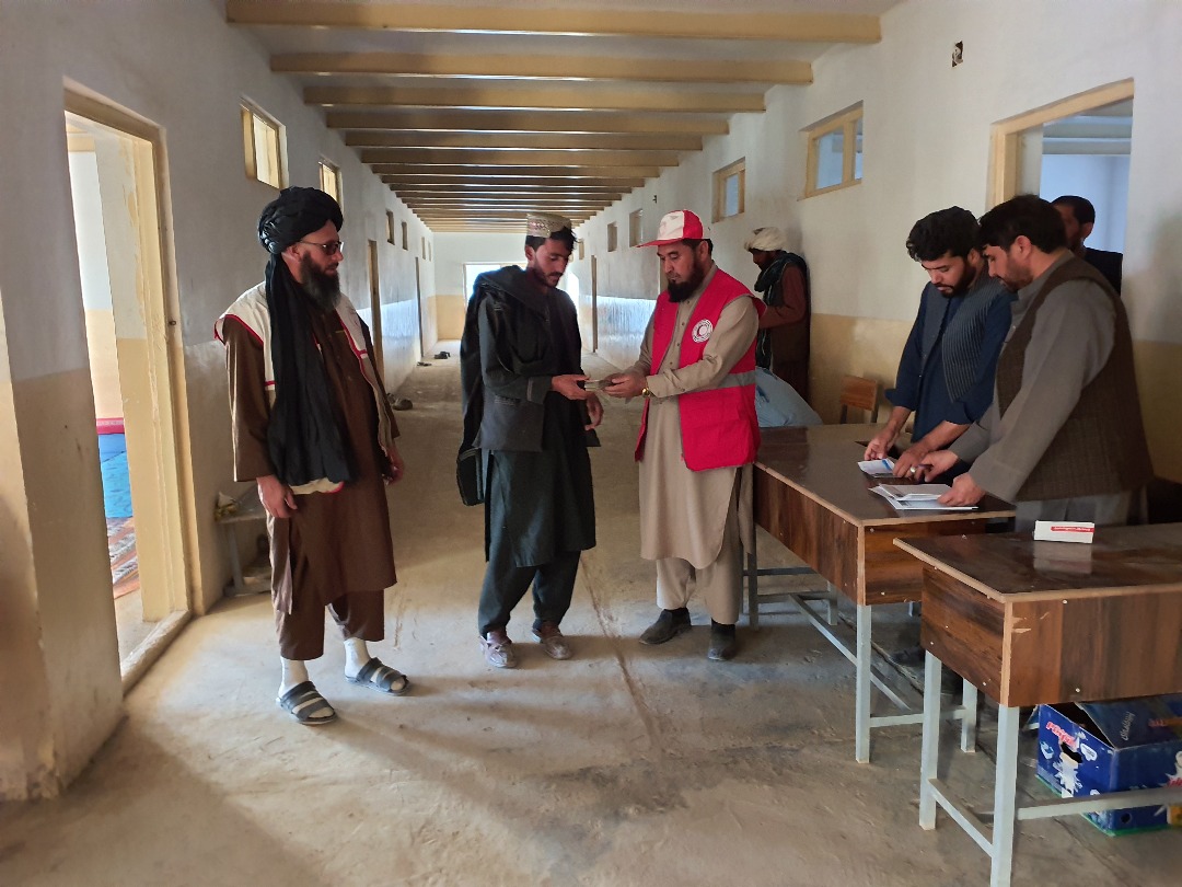 غور؛ له ۱۰۰۰ وچکالۍ ځپلو بزګرانو سره نغدي مرسته وشوه