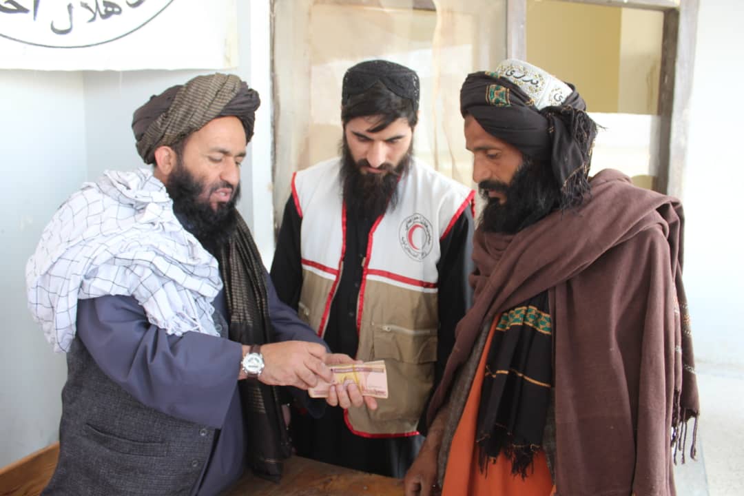 بلخ؛ نزدیک به ۱۹ میلیون افغانی کمک نقدی به دهاقین نیازمند توزیع شد