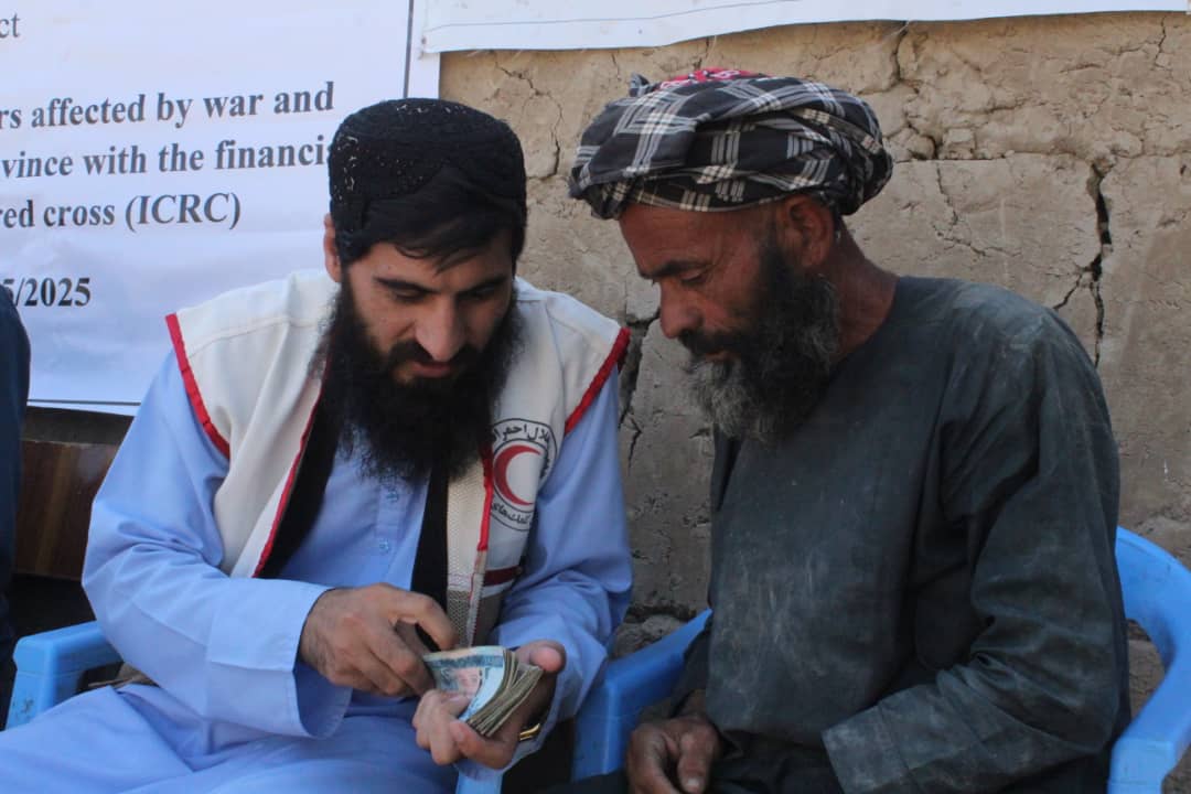 بلخ کې له اړمنو بزګرانو سره دولس نیم میلیونه افغانۍ نغدي مرسته وشوه