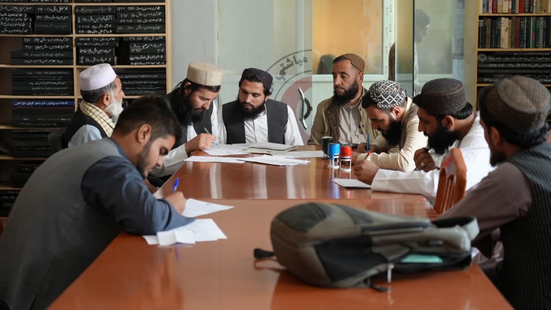 جلسه داوطلبی بخاطر کرایهگیری موتر برای تیم صحی سیار نیمروز برگزار شد