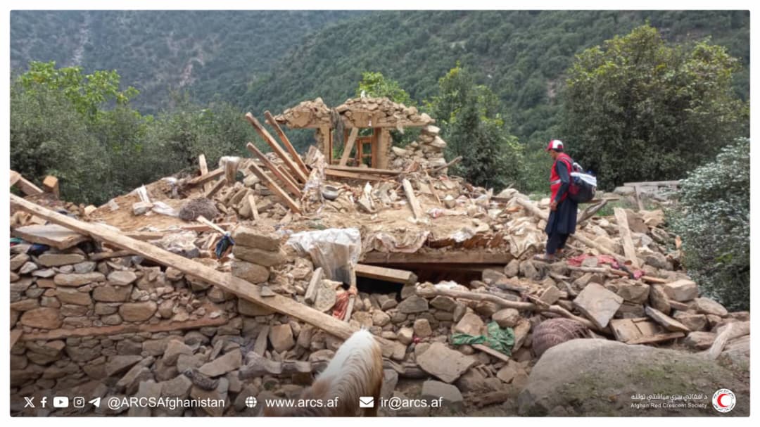 یک افغان مقیم آمریکا، کمک مالی برای زلزلهزدگان کنر را به هلال احمر افغانی سپرد