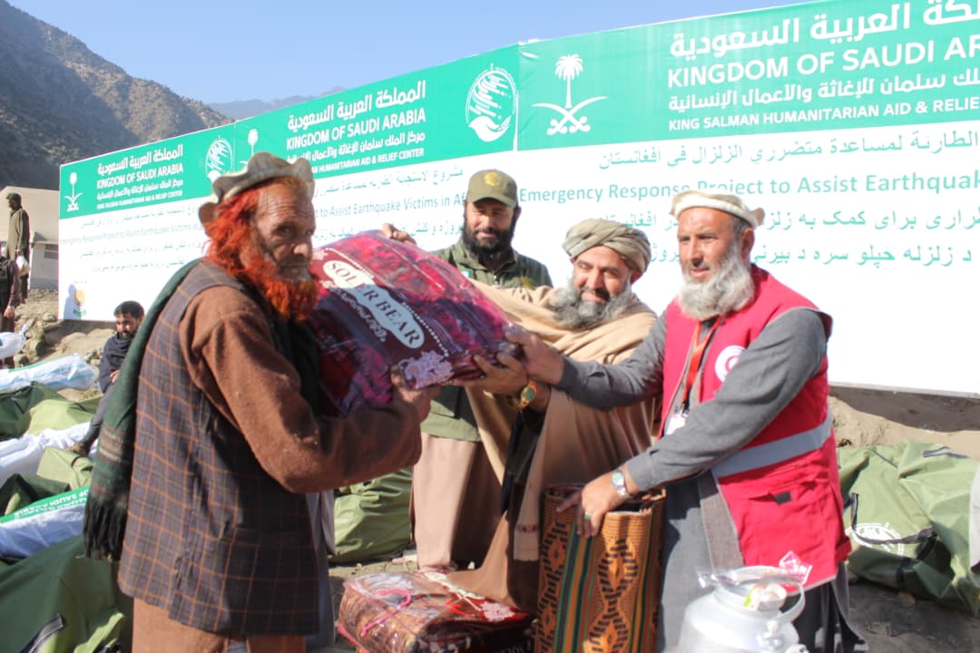 کونړ کې ۶۵۰ زلزله ځپلو کورنیو سره د بېړنۍ سرپناه او توکو مرسته وشوه