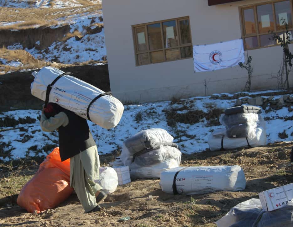 بلخ؛ به ۲۰۰ خانواده زلزله‌زده کمک‌های غیرغذایی توزیع شد