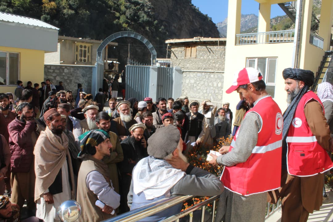 نورستان کې له ۳۰۰ زلزله ځپلو کورنیو سره نغدي مرسته وشوه