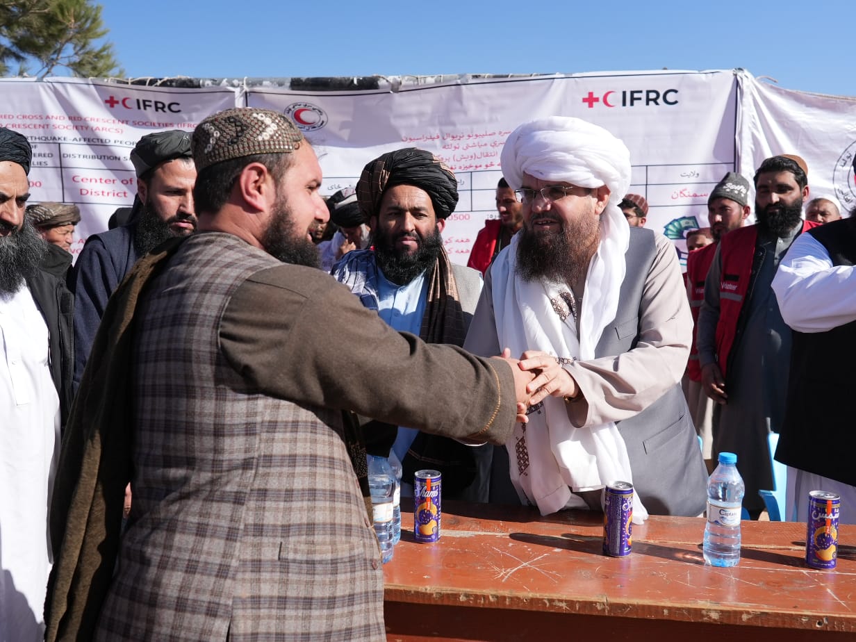 سمنګان کې پر ۳۰۰ زلزله ځپلو کورنیو نغدي مرسته ووېشل شوه