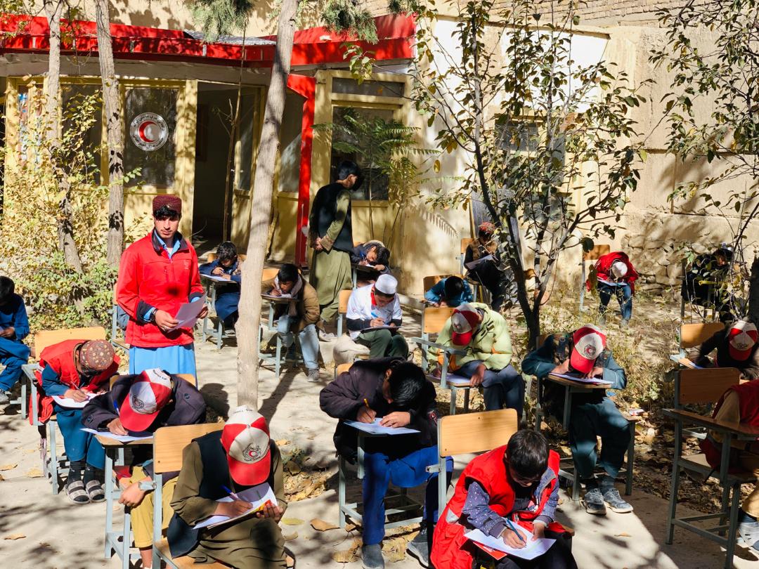 هلال‌احمر افغانی برای ارتقای آگاهی و مهارت‌های جوانان، از طریق مراکز آموزشی، هزاران تن را آموزش داده است