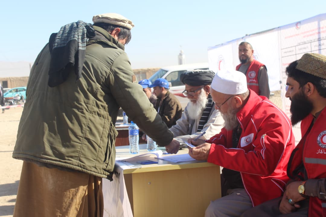 به ۲۰۰ خانوادهٔ زلزله‌زده در سمنگان کمک نقدی توزیع شد