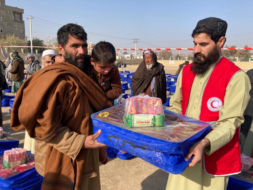 بلخ کې له ۴۱۹ زلزله ځپلو کورنیو سره بشري مرسته وشوه