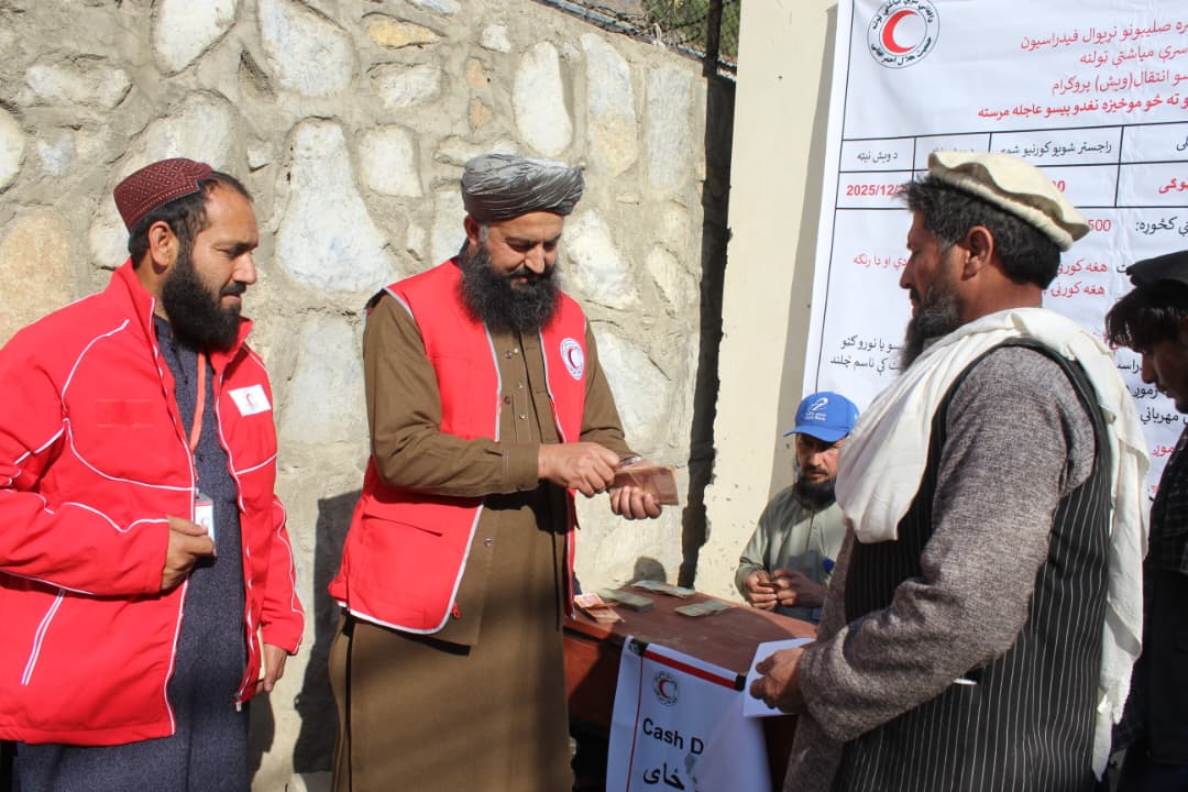 کونړ؛ له ۵۰۰ زلزله ځپلو کورنیو سره نغدي مرسته وشوه