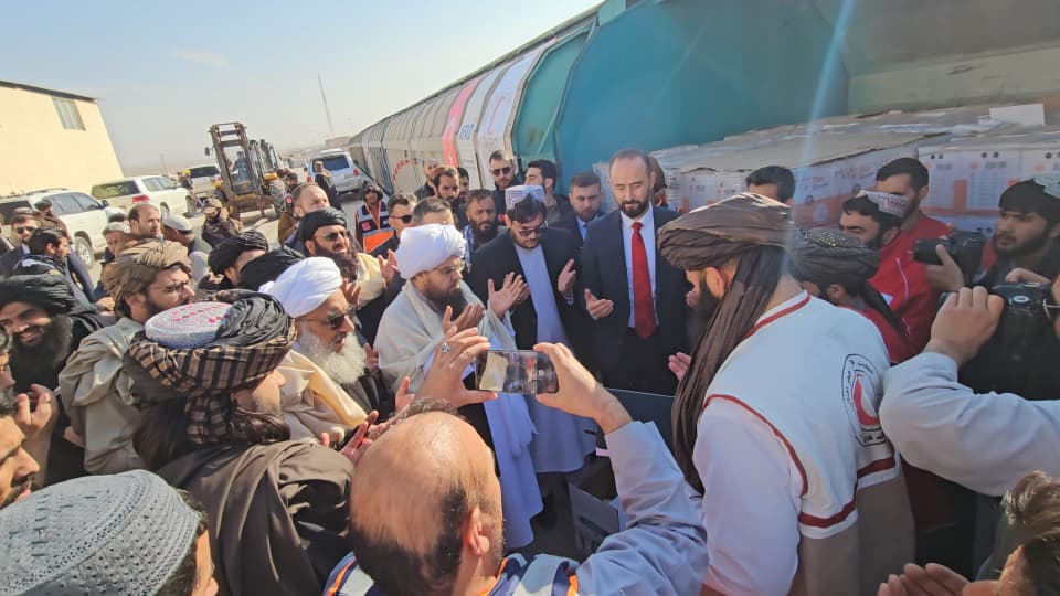 کمک بشردوستانه ۱۲۷۱ تُنی ارسال‌شده از ترکیه، در بندر روزنکِ ولایت هرات به هلال‌احمر افغانی تحویل داده شد