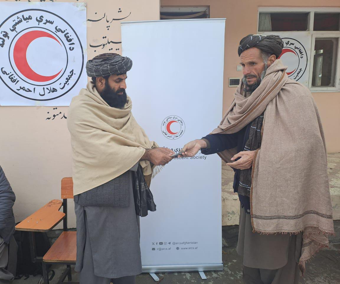 پروان کې د واورې ورښتونو له امله ۱۳ زيانمنو کورنیو ته نغدي مرسته ووېشل شوه