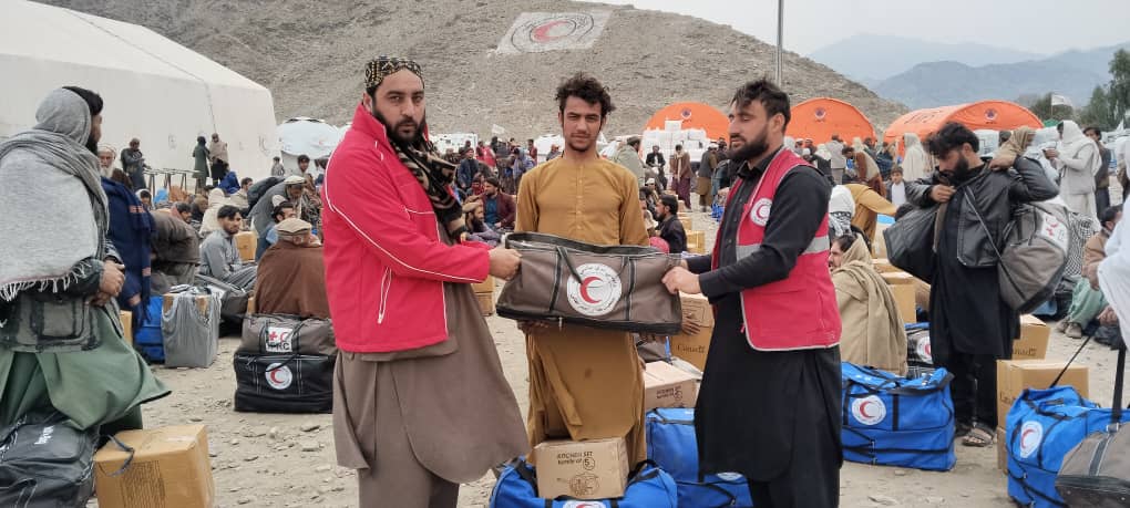 کونړ؛ ۲۴۰ زلزله ځپلې کورنۍ له ژمنیو او بشري مرستو برخمنې شوې