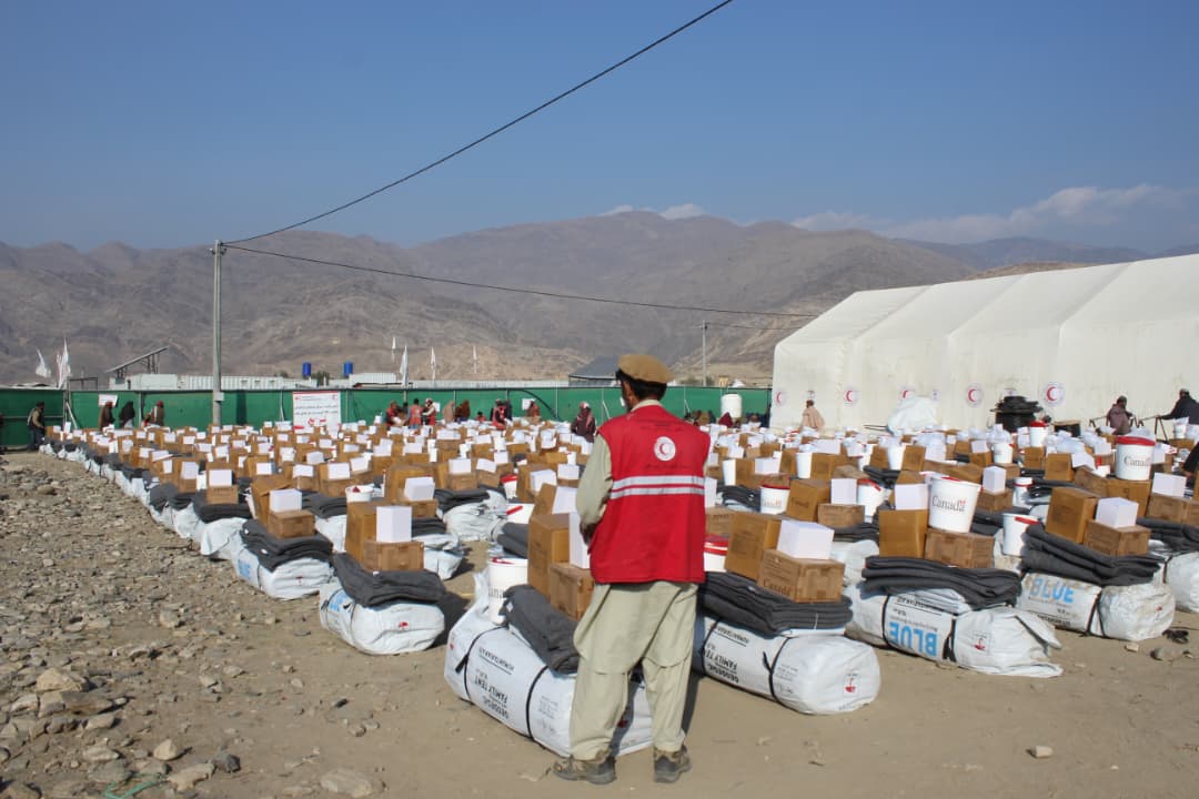 افغاني سره میاشت د زلزله ځپلو ترڅنګ؛ کونړ کې پر ۳۸۲ کورنیو غير خوراکي مرسته ووېشل شوه