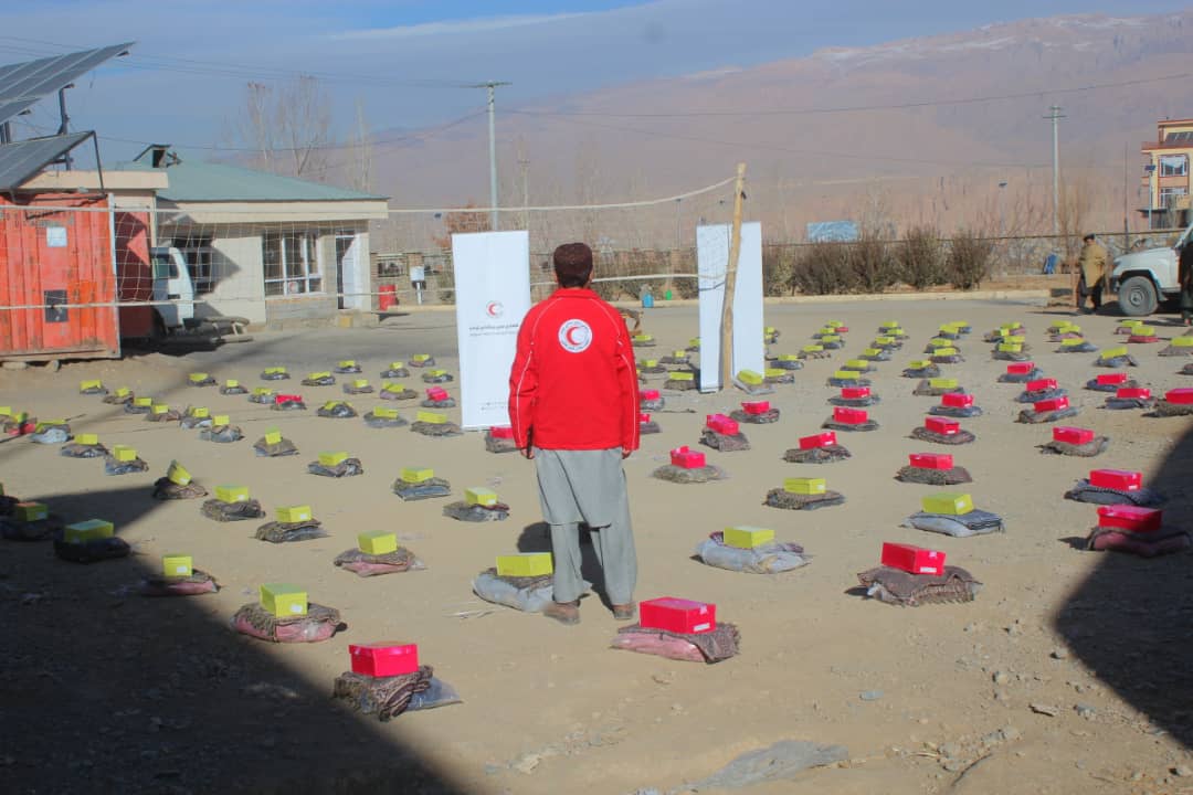 د ژمي په درشل کې؛ بامیان کې پر ۲۰۰ اړمنو کورنیو ژمنۍ مرسته ووېشل شوه