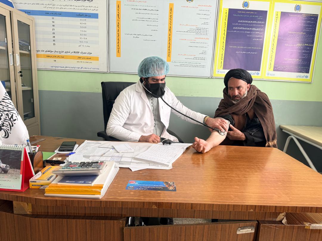 ميدان وردګ؛ زرګونه ناروغان د افغاني سرې میاشتې له روغتيايي خدمتونو برخمن شوي دي