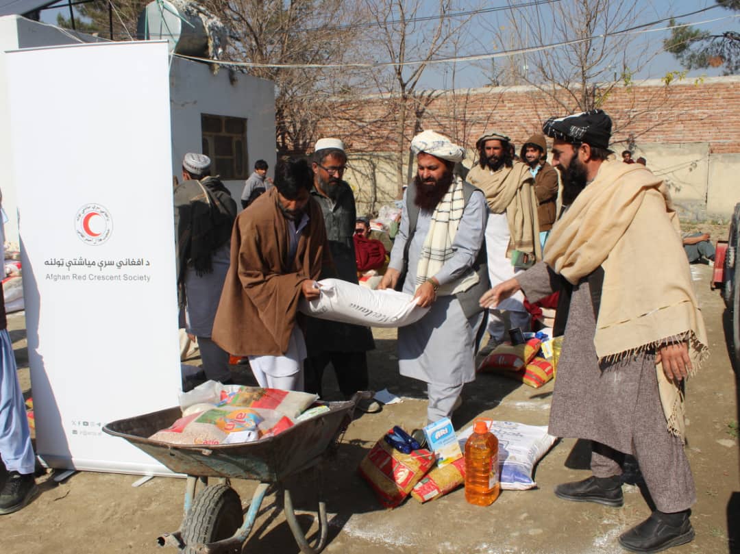 رسیدگی به مهاجرین عودت‌کننده در خوست؛ برای ۱۰۰۰ خانواده کمک‌های غذایی و غیرغذایی توزیع شد