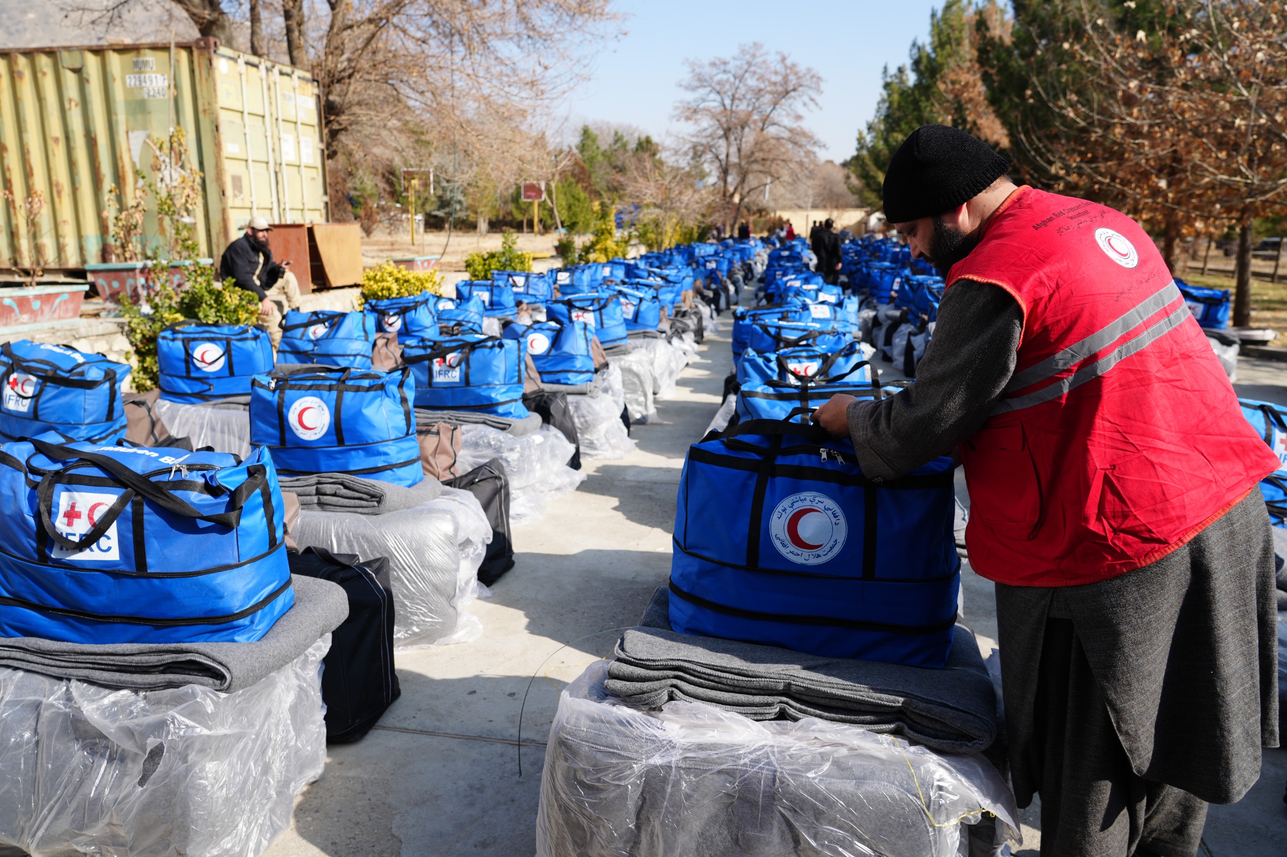 کابل؛ برای ۵۵۰ خانوادۀ مهاجر عودت‌کننده، البسه زمستانی و بسته‌های حفظ‌الصحه توزیع شد