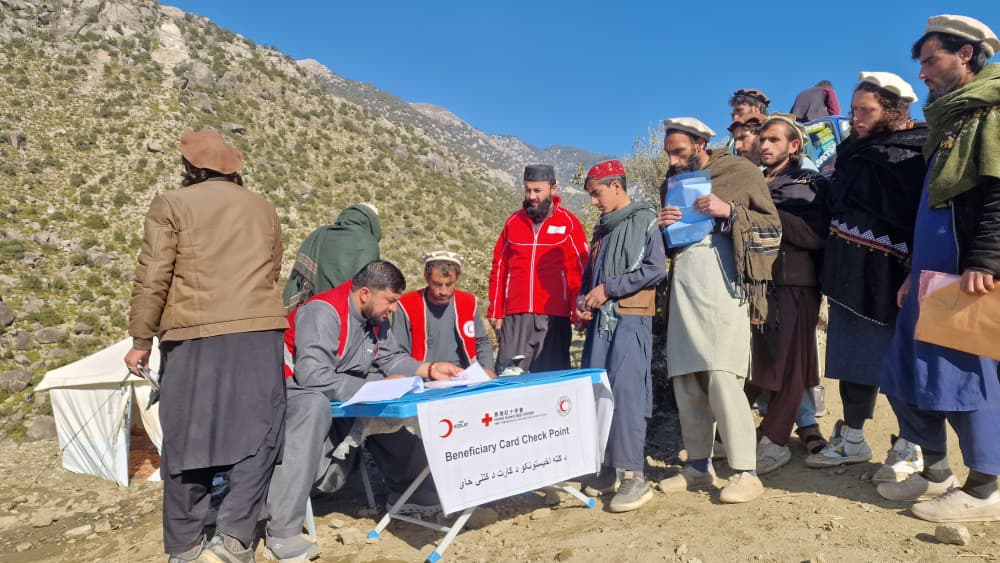 کونړ کې د زلزله ځپلو لاسنیوی؛ ۱۷۵ کورنیو نږدې ۲۷ ټنه خوراکي مرسته ترلاسه کړه