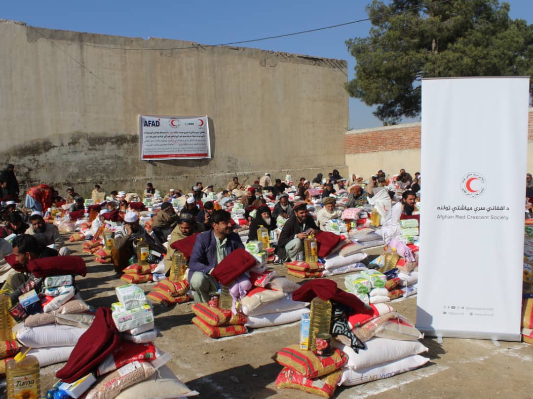 خوست کې د راستنو شوو کډوالو لاسنیوی؛ پر ۱۰۰۰ کورنیو خوراکي او غير خوراکي مرسته ووېشل شوه