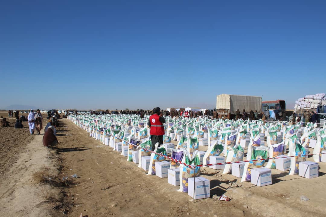 برای ۵۰۰ خانواده آسیب‌دیده از سیلاب در فراه ۴۳ تُن کمک غذایی توزیع شد