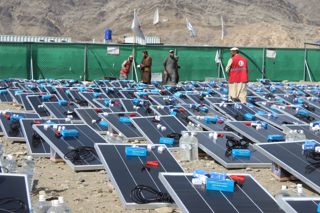 کونړ کې پر ۳۵۰ زلزله ځپلو کورنیو د لمریزې برښنا اړوند توکي ووېشل شول