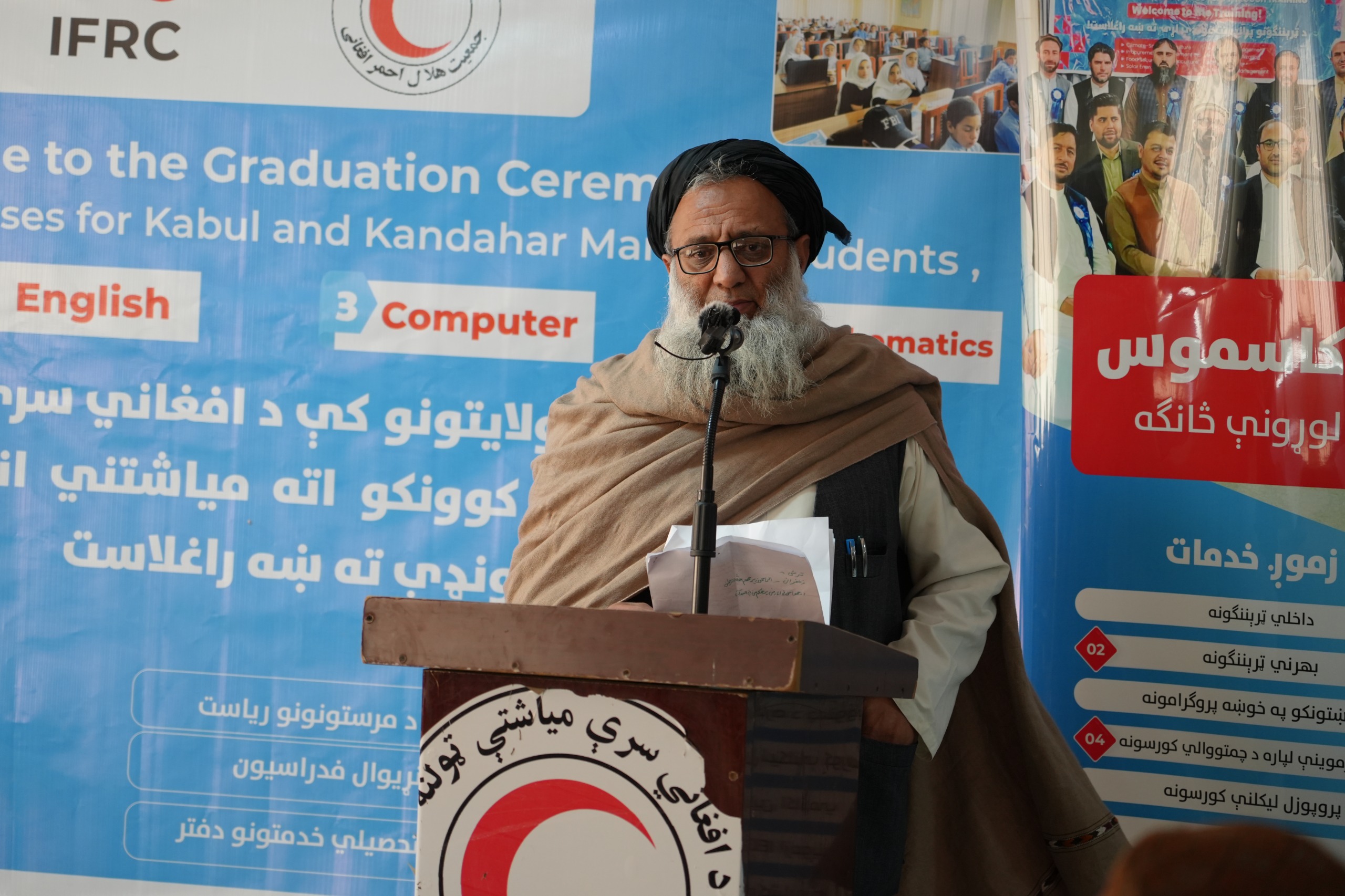 به ۱۵۰ کودک دانش‌آموز در کابل و قندهار، پس از تکمیل دورهٔ آموزش آنلاین، اسناد فراغت توزیع شد