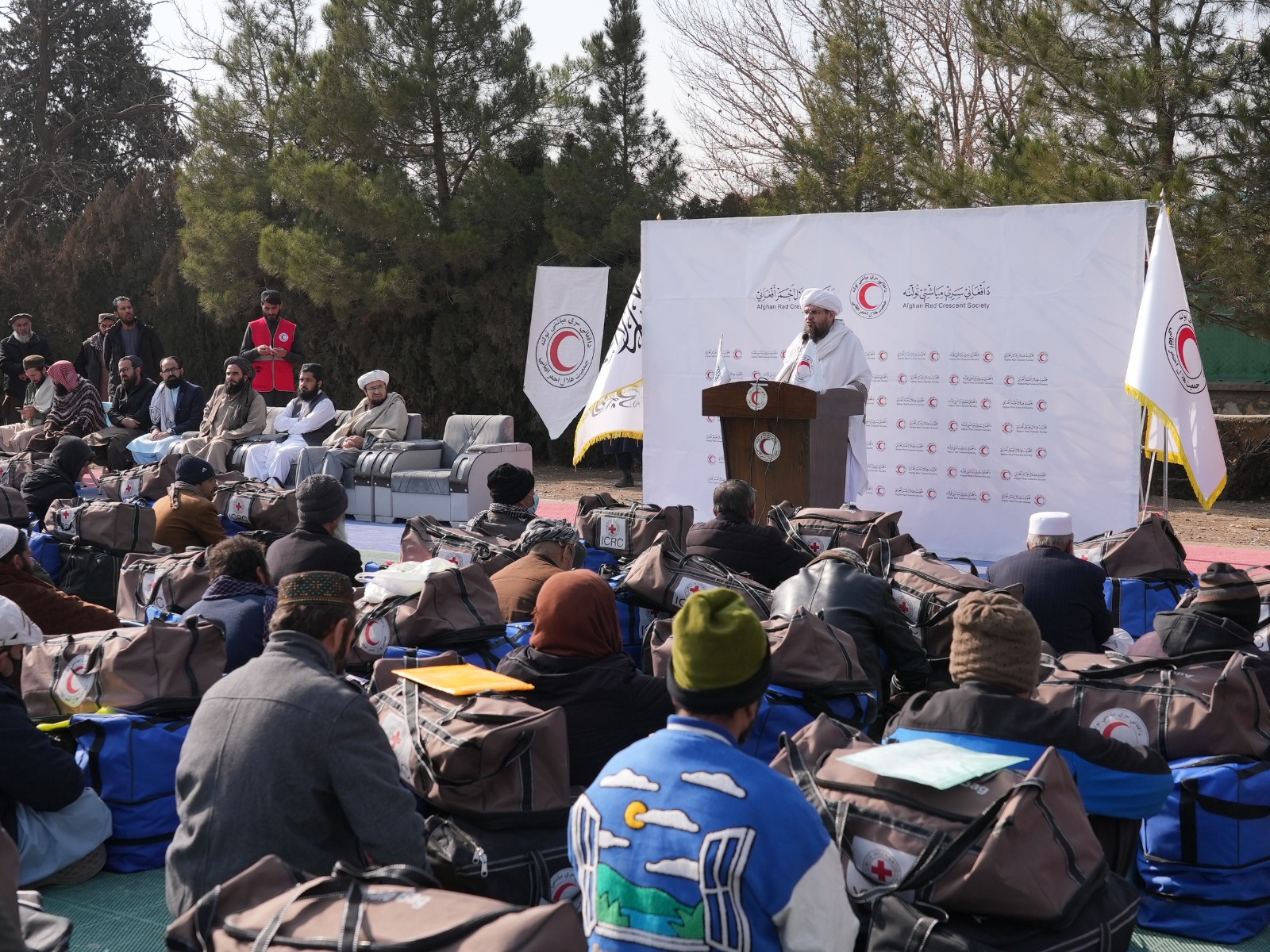رسیدگی به مهاجرين؛ برای ۱۰۰۰ خانوادهٔ عودت‌کننده در کابل، البسه زمستانی توزیع شد