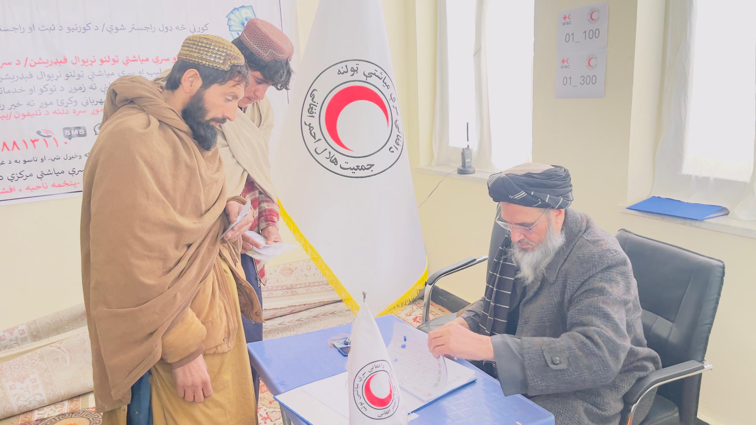 ۱۵ میلیون افغانی کمک نقدی به ۱۰۰۰ خانواده عودت‌کننده در ولایت زابل توزیع شد