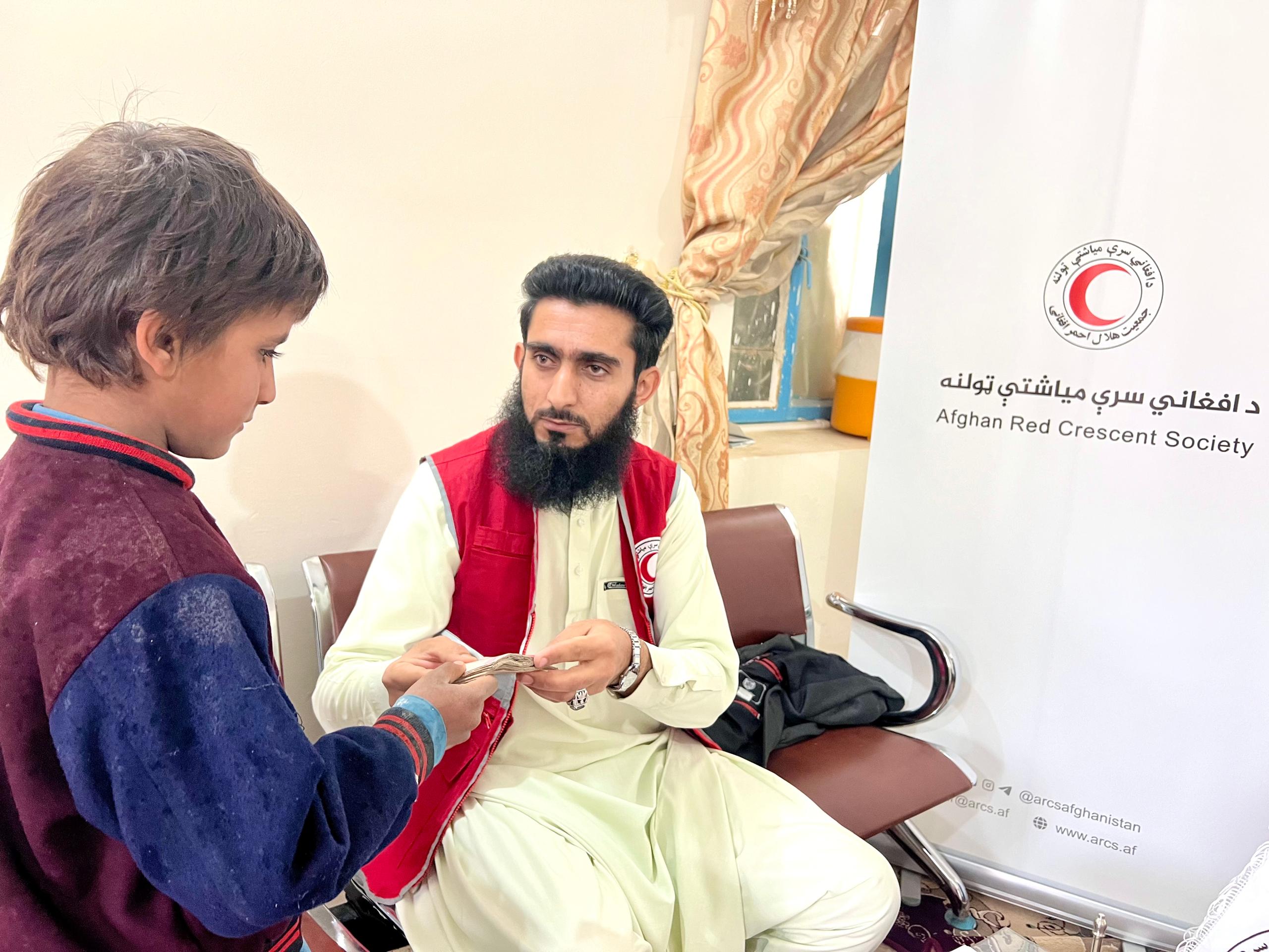 نیمروز کې پر ۱۰۰ راستنو شوو بې سرپرسته کورنیو  ۲.۴ میلیونه افغانۍ مرسته ووېشل شوه