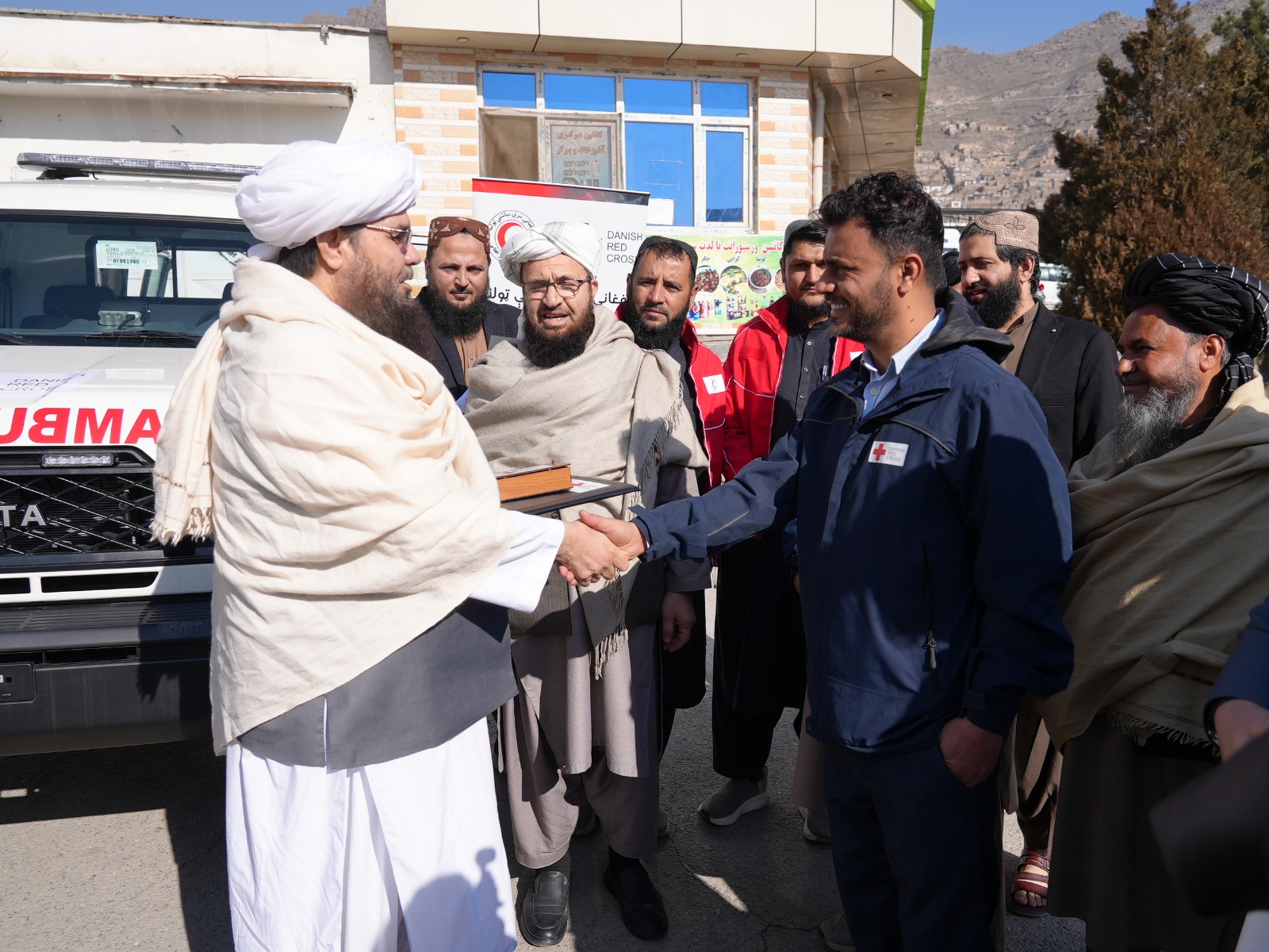 ۸ عراده موتر از سوی همکاران کاری بین‌المللی به هلال‌احمر افغانی تسلیم داده شد