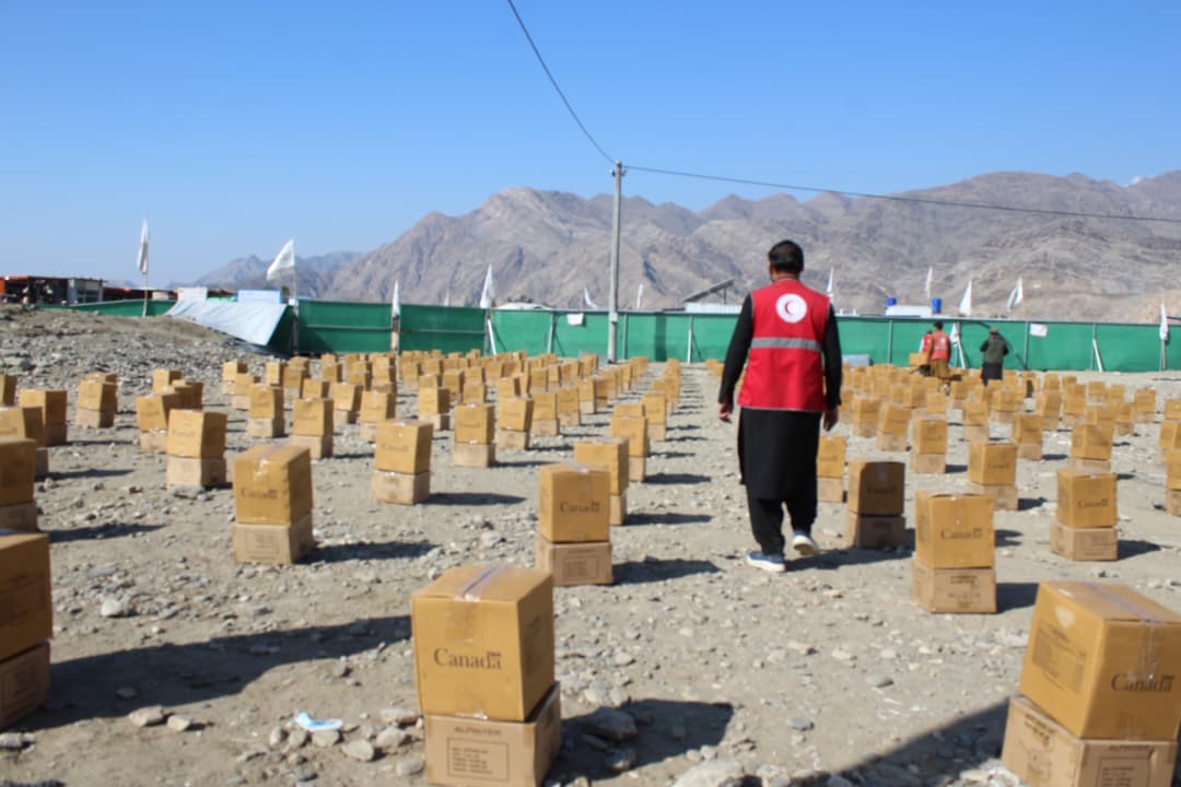 کونړ؛ ۳۲۲ زلزله ځپلې کورنۍ د غیر خوراکي توکو له مرستې برخمنې شوې