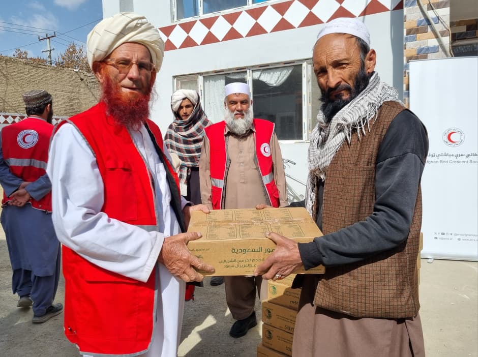 غزنی؛ در مناسبت ماه رمضان، به ۲۰۰ خانواده نیازمند خرما توزیع شد