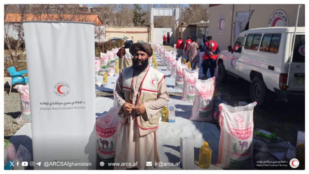 لوگر؛ هلال‌احمر افغانی به ۵۰ خانواده نیازمند کمک‌های غذایی و غیرغذایی توزیع کرد