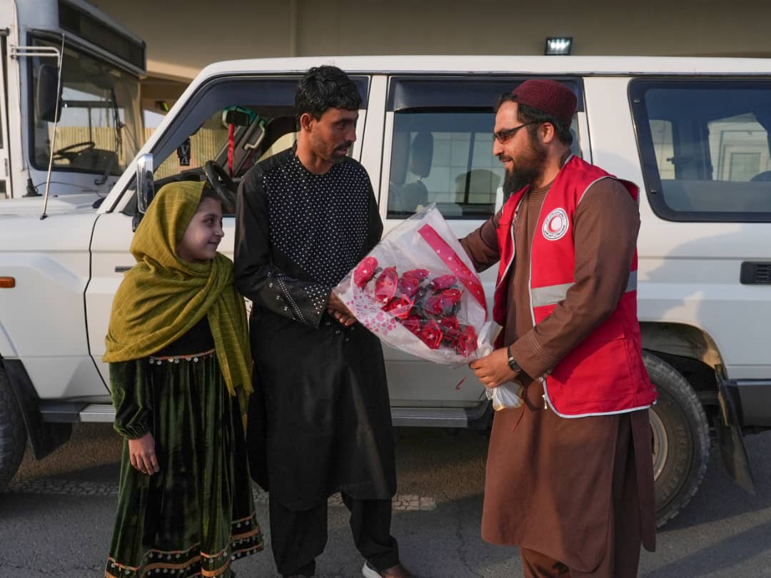 هند کې د درملنې وروسته د سوري زړه درې افغان ماشومان هېواد ته راستانه شول