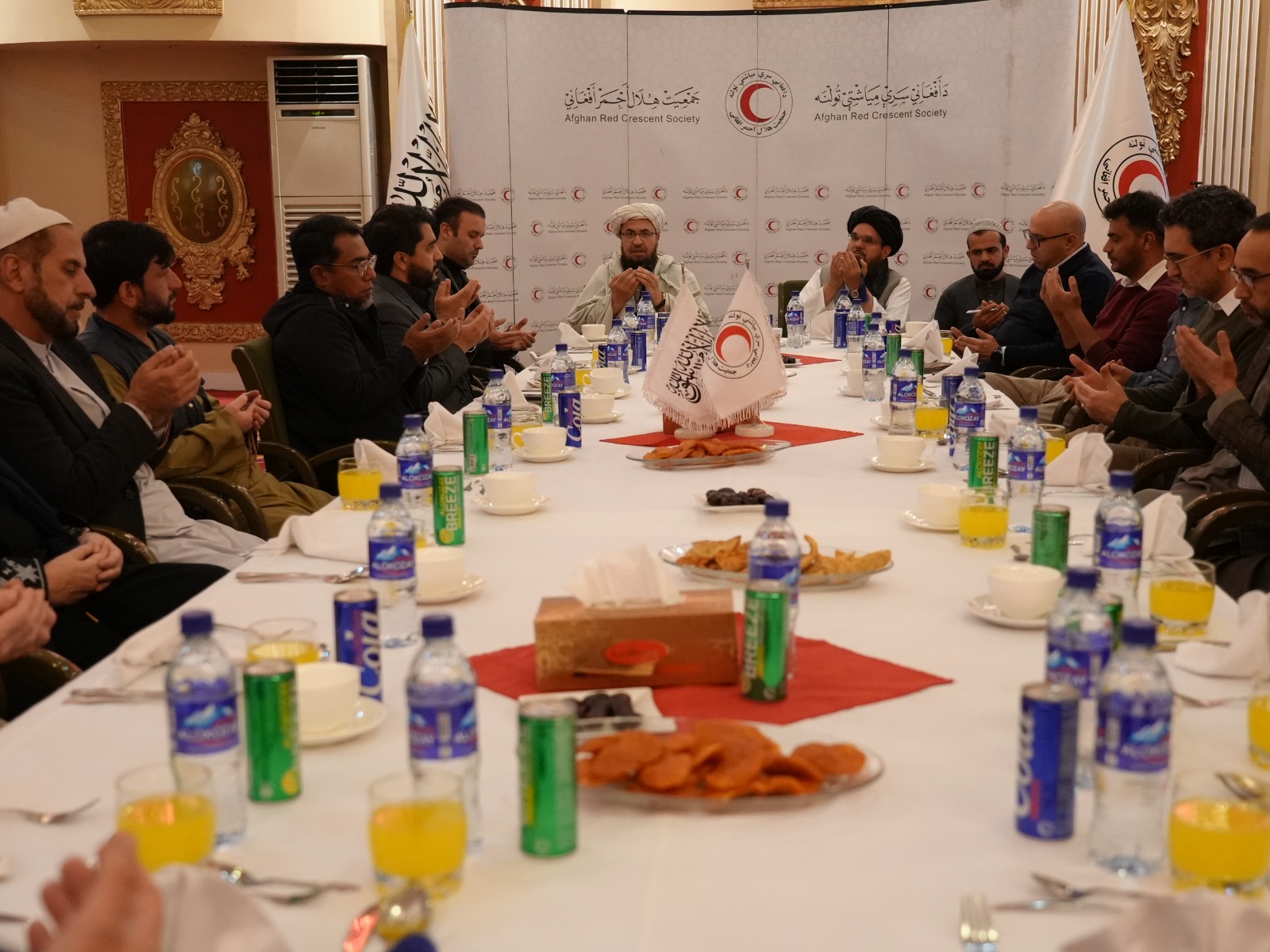 د افغاني سرې میاشتې مشرتابه له نړیوالو کاري شریکانو سره د روژه ماتي ګډ مجلس وکړ