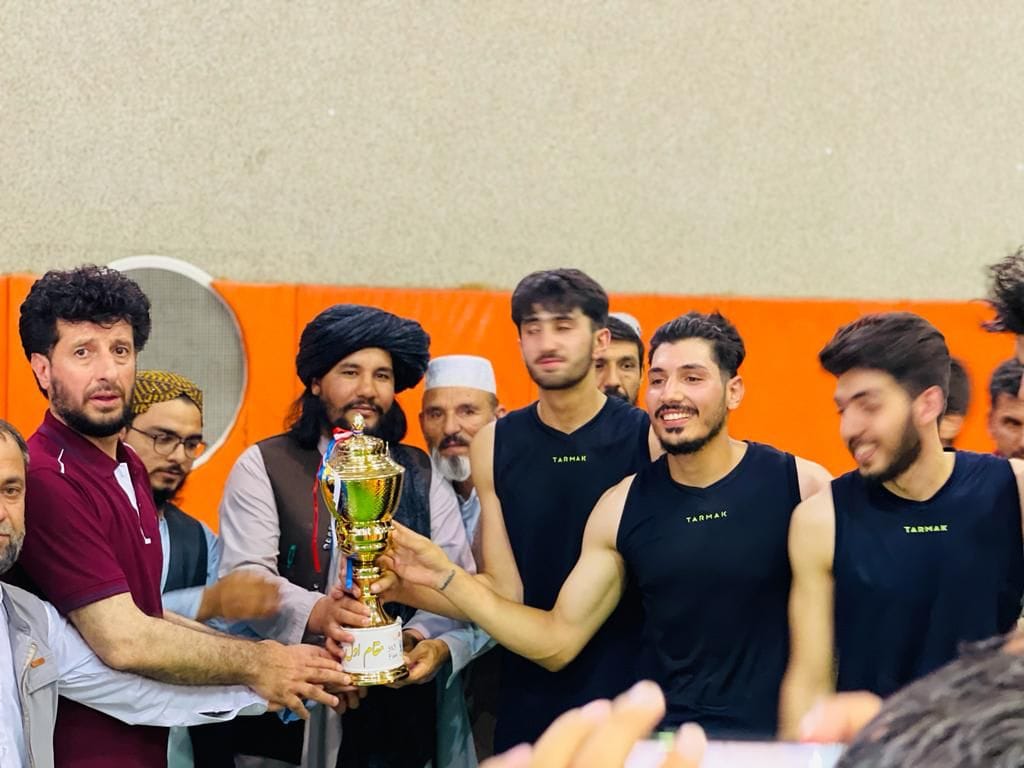 تیم بسکتبال هلال احمر افغانی جام قهرماني را در مسابقات روز استقلال کشور ۲۸ اسد از آن خود کرد!